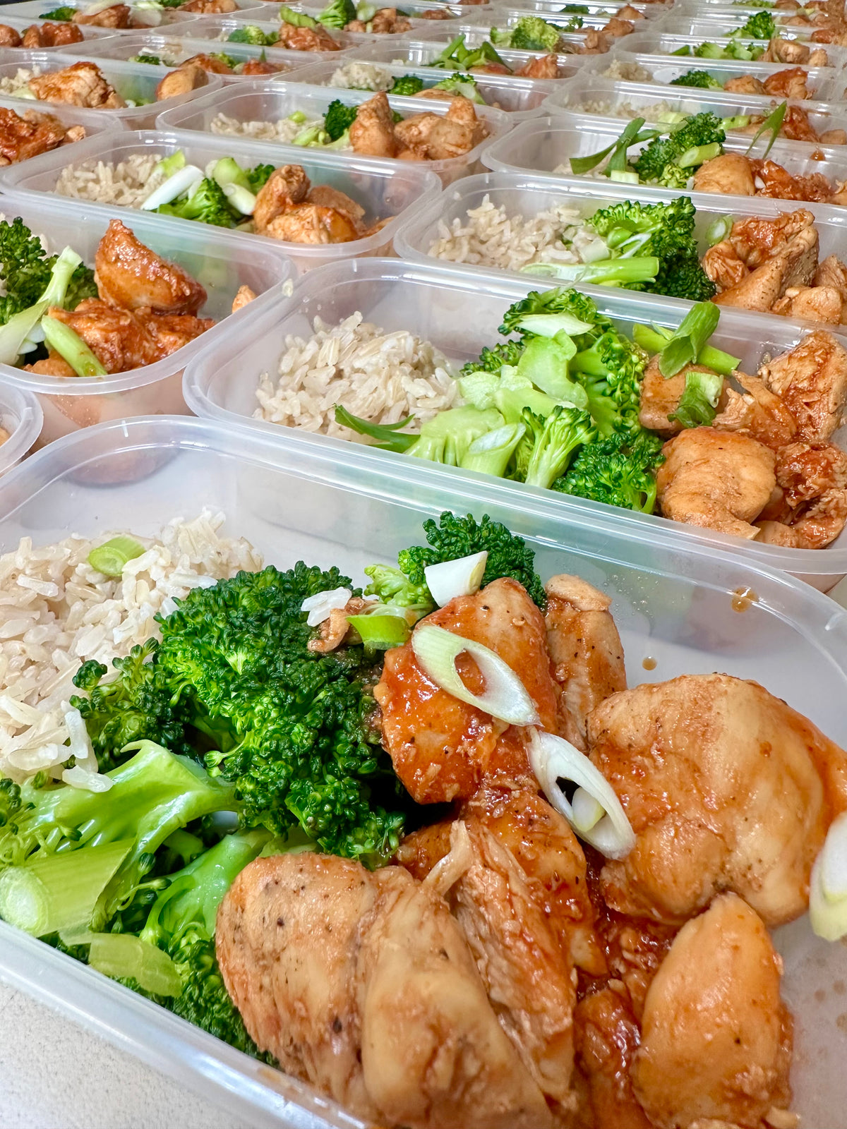M4 🌶️Honey Garlic Sriracha Chicken with Wholegrain Rice & Broccoli. 364 calories: 40GC/3GF/42GP